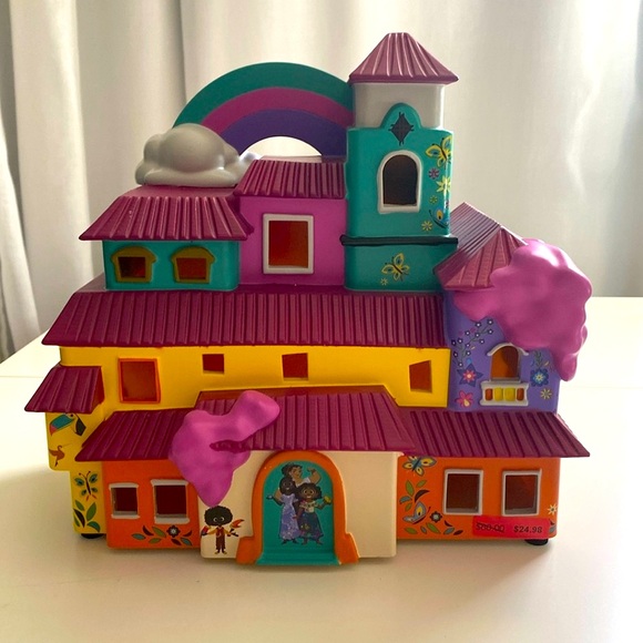 DISNEY PARKS ENCANTO SCULPTED CASA
MADRIGAL LIGHT-UP FIGURE NEW. - Picture 3 of 10